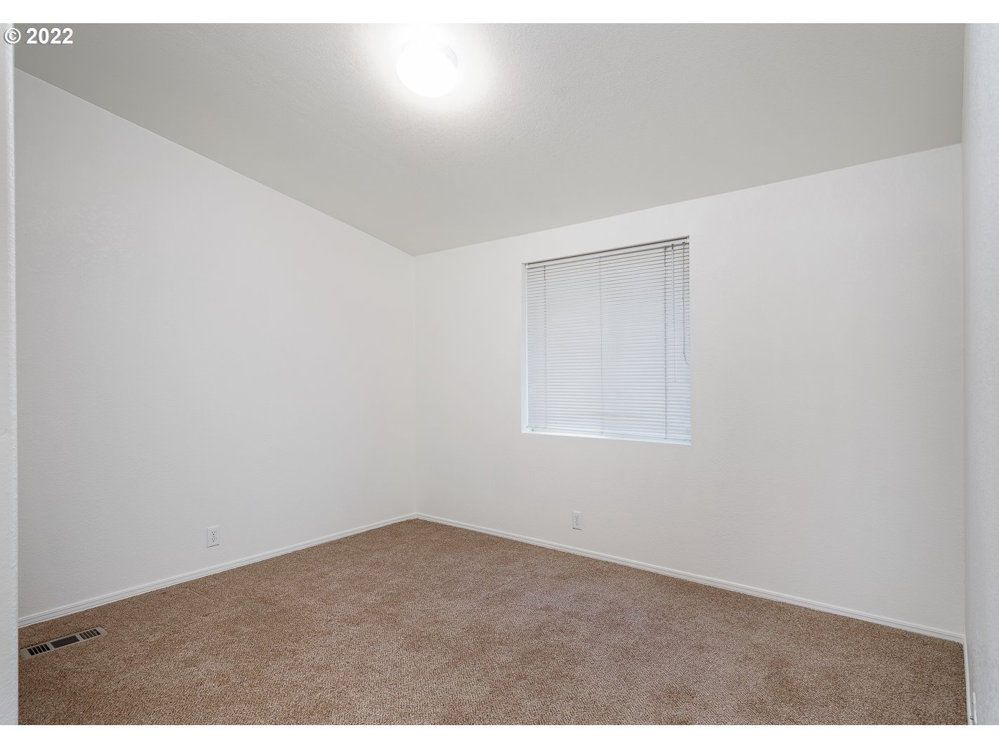 30668 Spring Court Hermiston, OR 97838 - Photo 15 of 23 an empty room with a bench