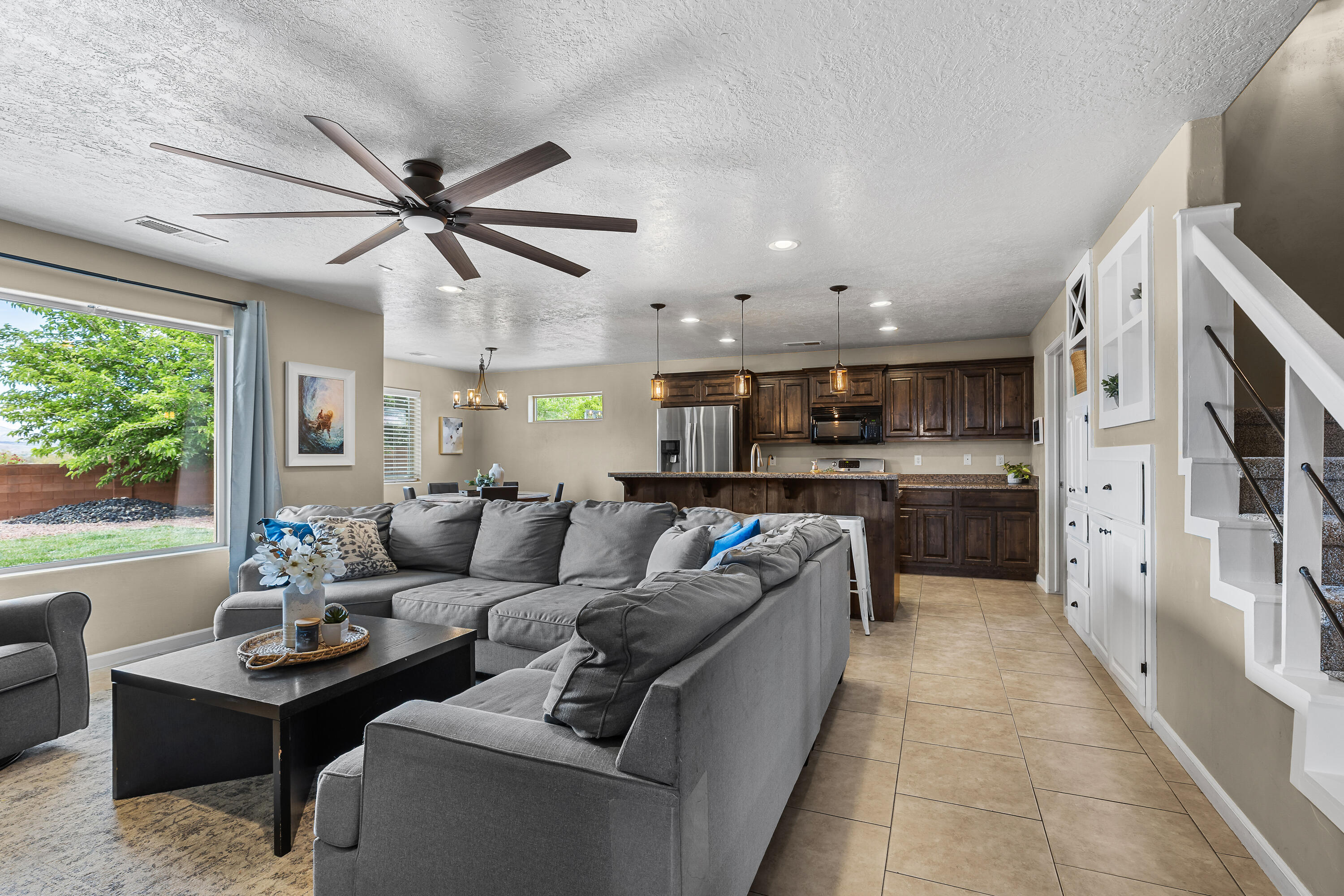 225 Falcon Court Ivins, UT 84738 - Photo 4 of 47 004. Living Room