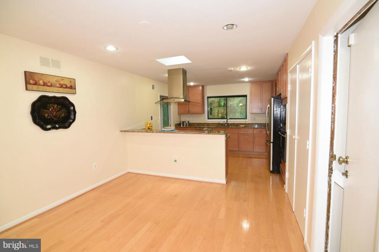 2072 Amberjack Court Reston, VA 20191 - Photo 11 of 30 Kitchen