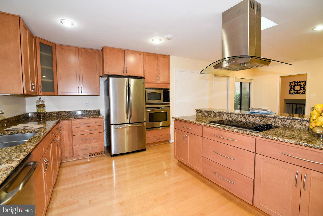 2072 Amberjack Court Reston, VA 20191 - Photo 6 of 30 Kitchen