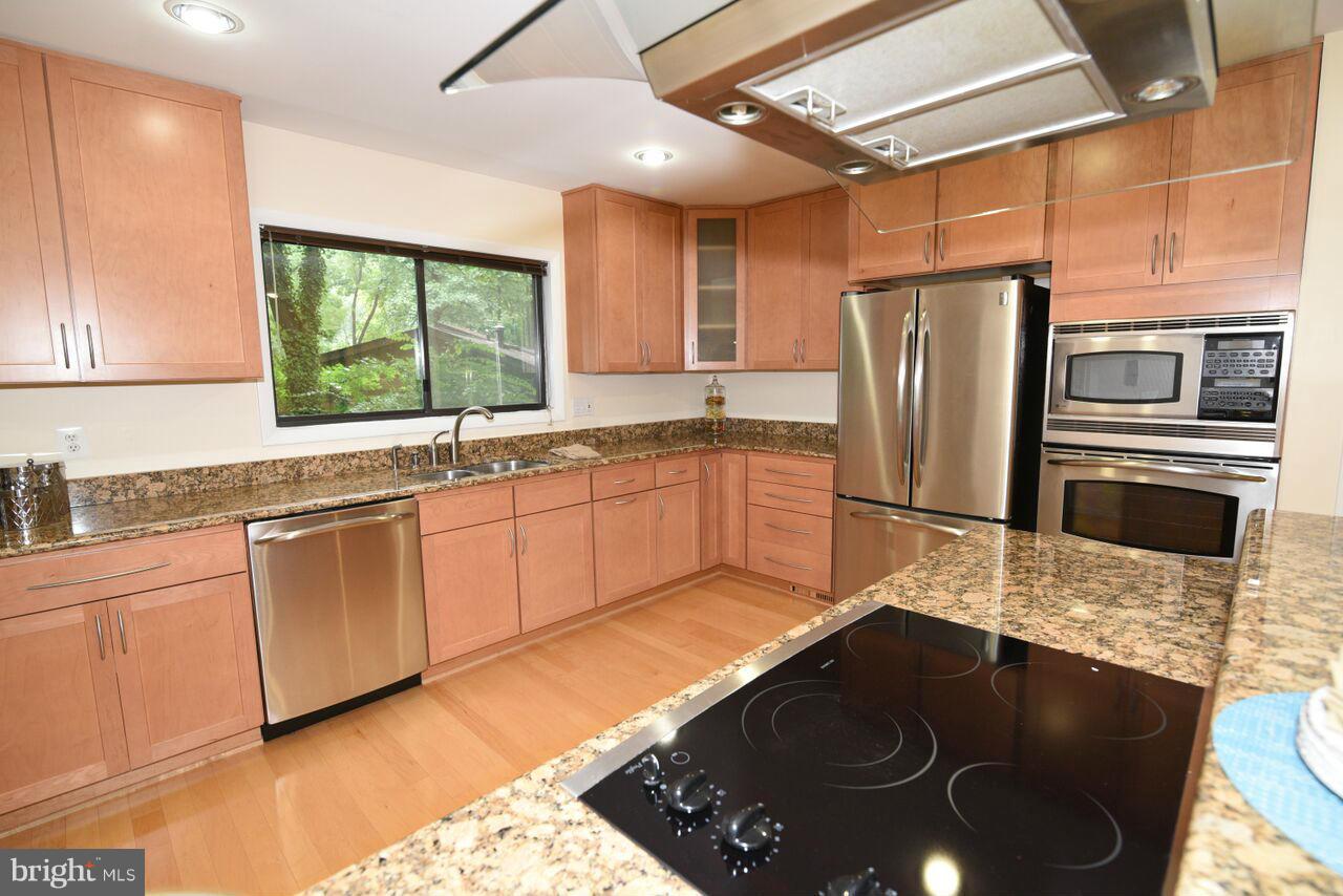 2072 Amberjack Court Reston, VA 20191 - Photo 7 of 30 Kitchen