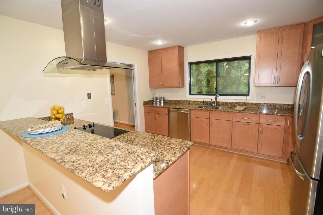 2072 Amberjack Court Reston, VA 20191 - Photo 8 of 30 Kitchen