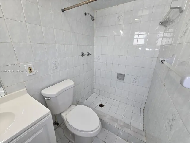 a view of a house with backyard and garden