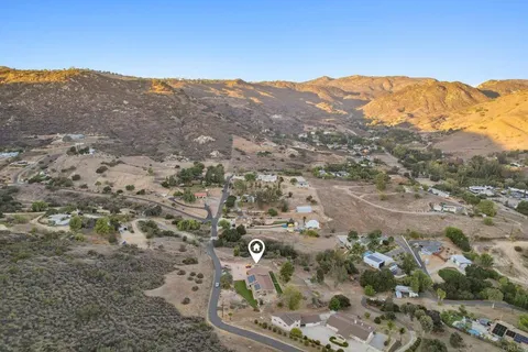 a view of backyard of the house