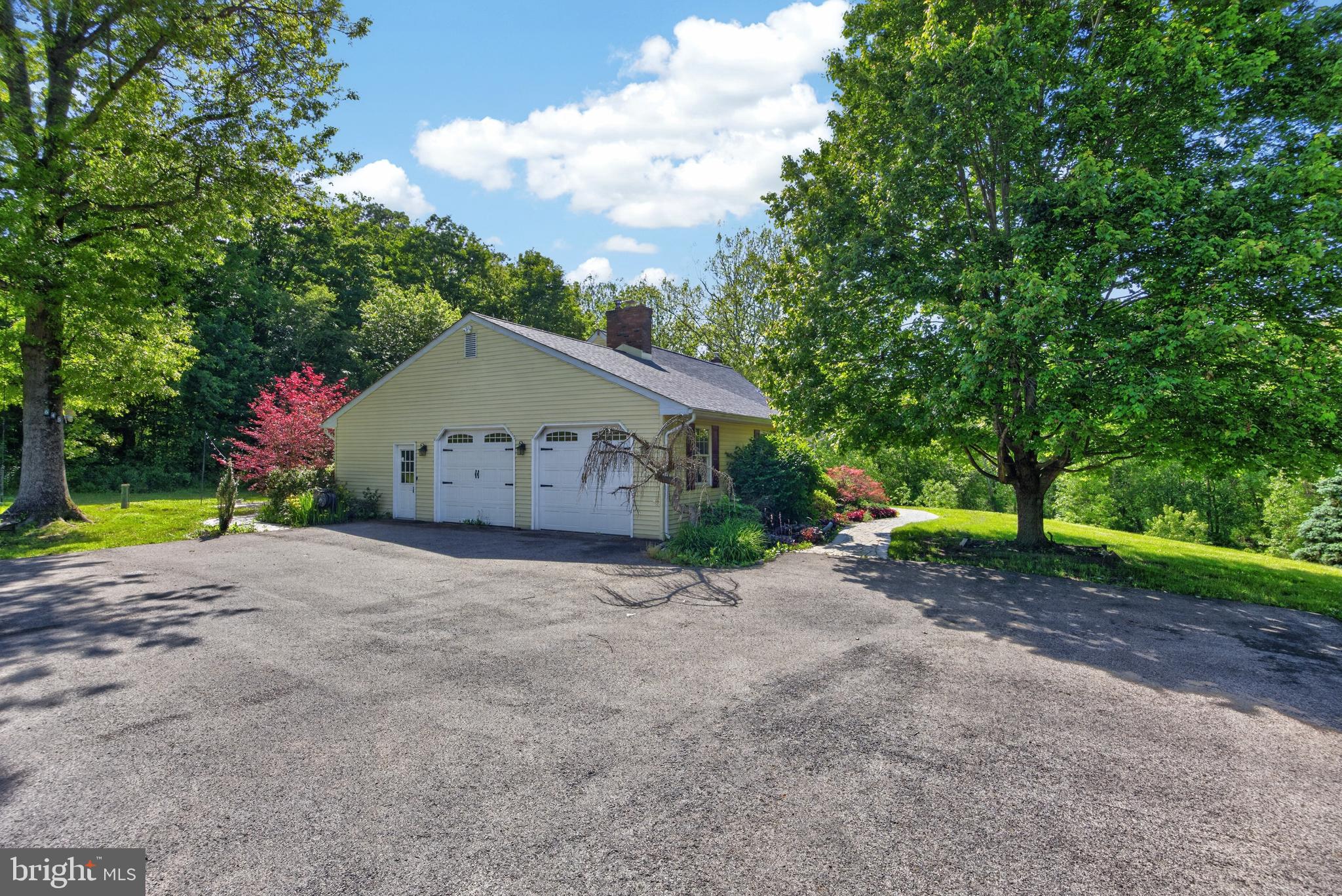 645 Landis Road Telford, PA 18969 - Photo 4 of 40 Side entry Garage