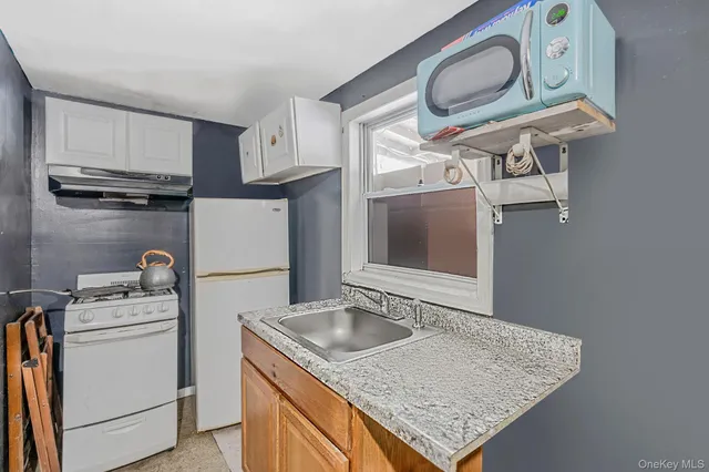 a black and white photo of a picture