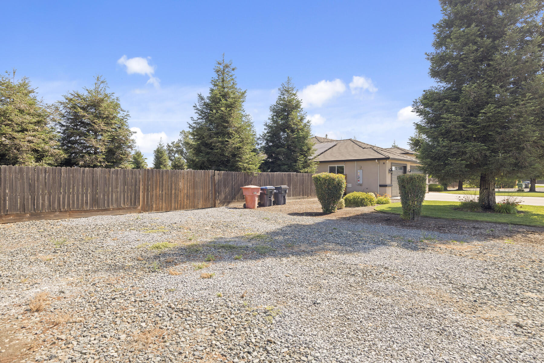 2208 West Benton Court Exeter, CA 93221 - Photo 74 of 84 74 - Front yard (2)