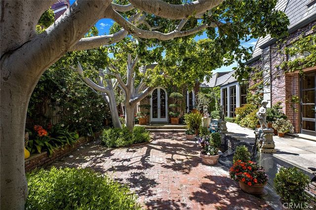a view of a chairs and table in a backyard
