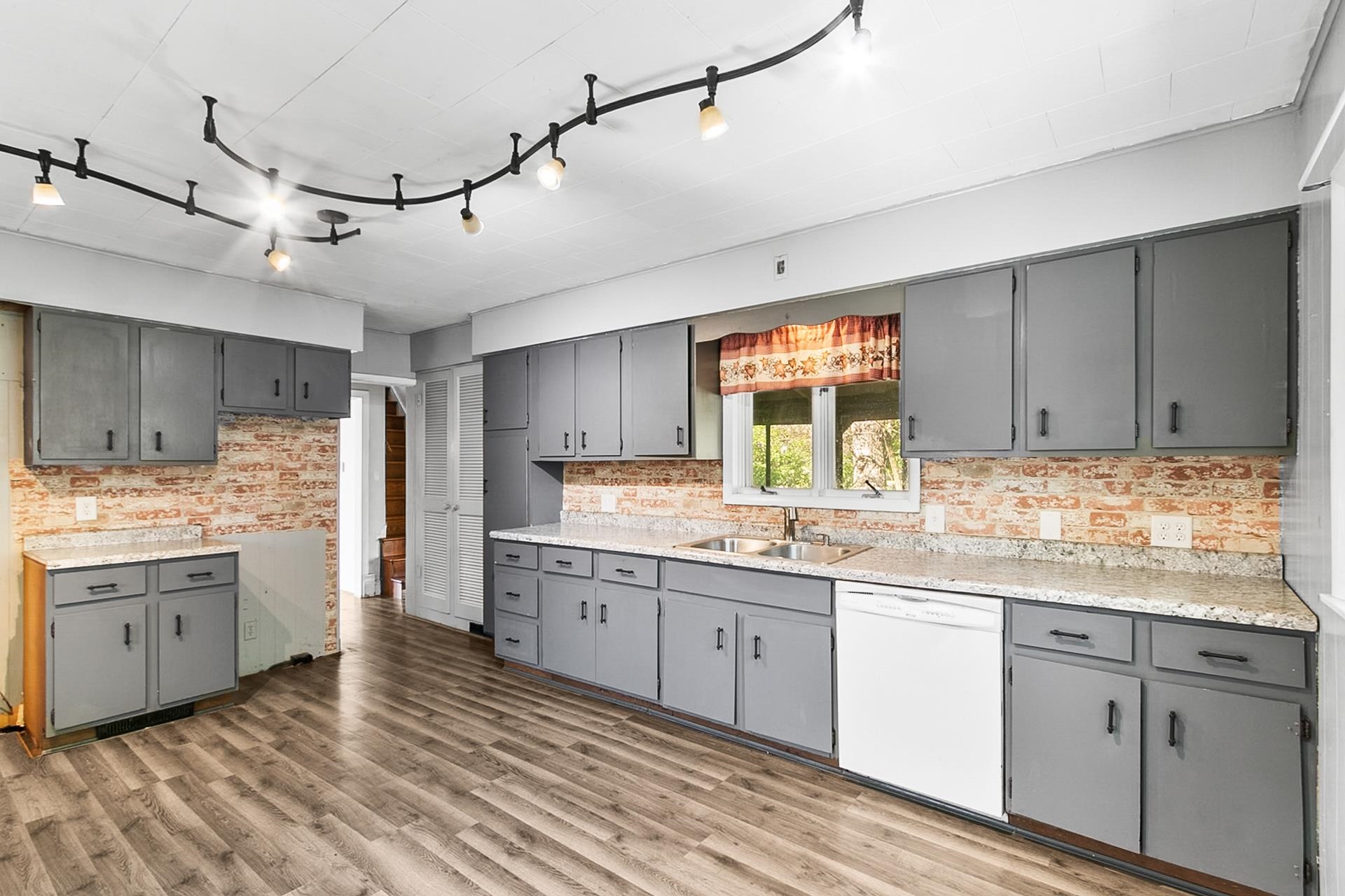 412 West Chestnut Street Pardeeville, WI 53954 - Photo 9 of 50