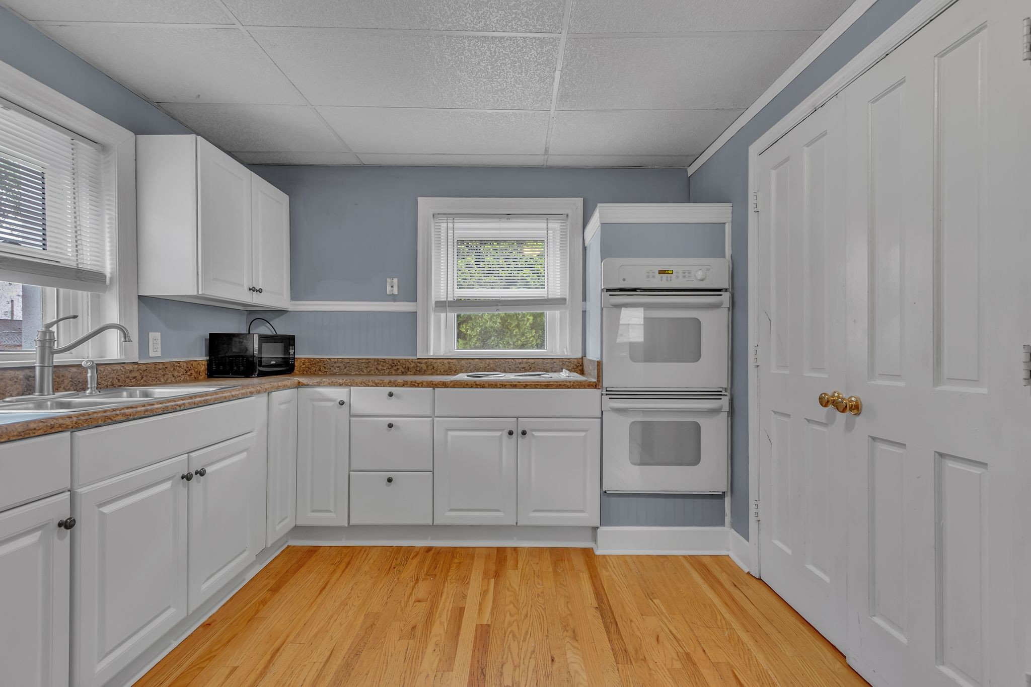154 Morningside Lane Columbia, TN 38401 - Photo 15 of 26 a kitchen with granite countertop white cabinets and white appliances