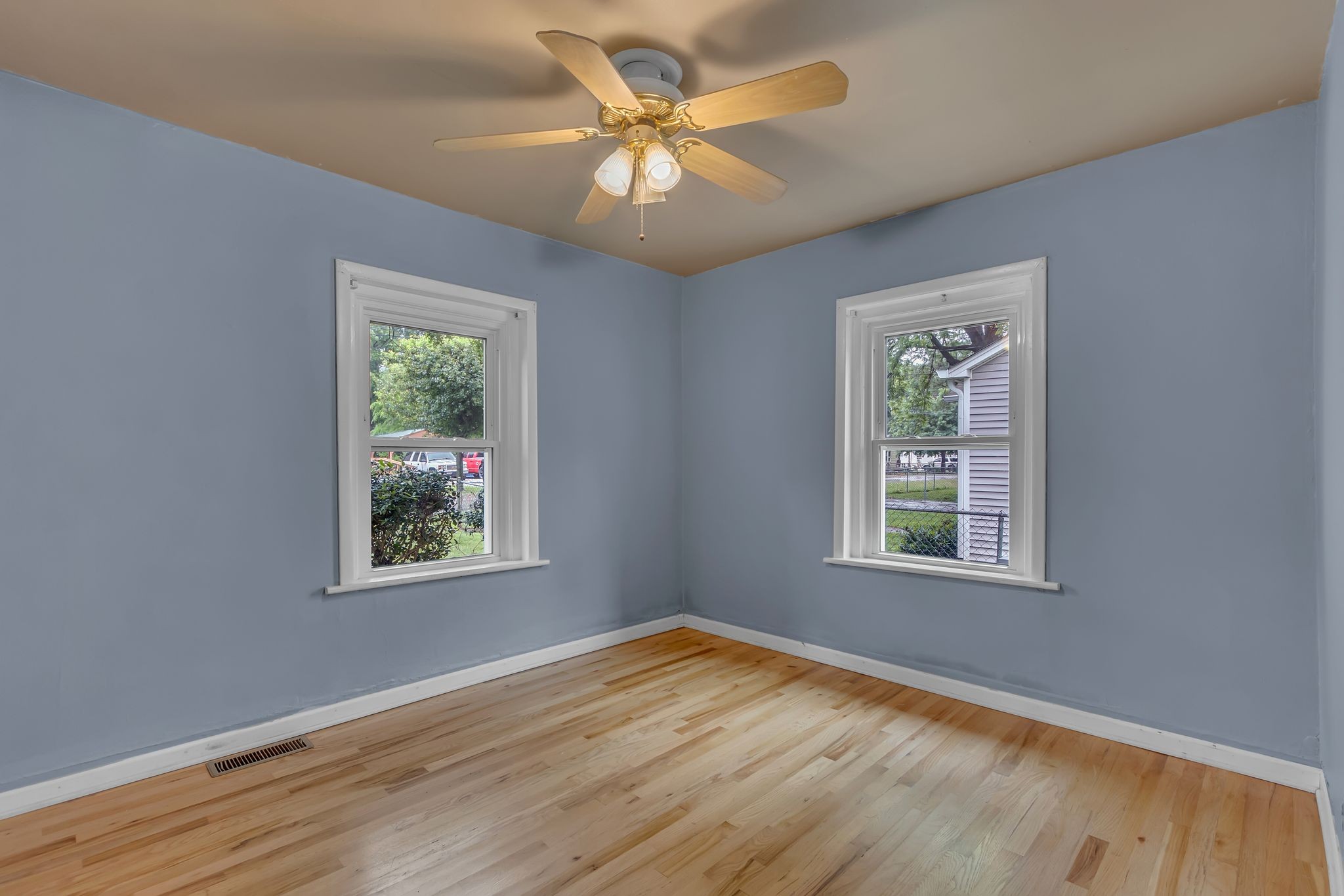 154 Morningside Lane Columbia, TN 38401 - Photo 20 of 26 an empty room with windows and fan