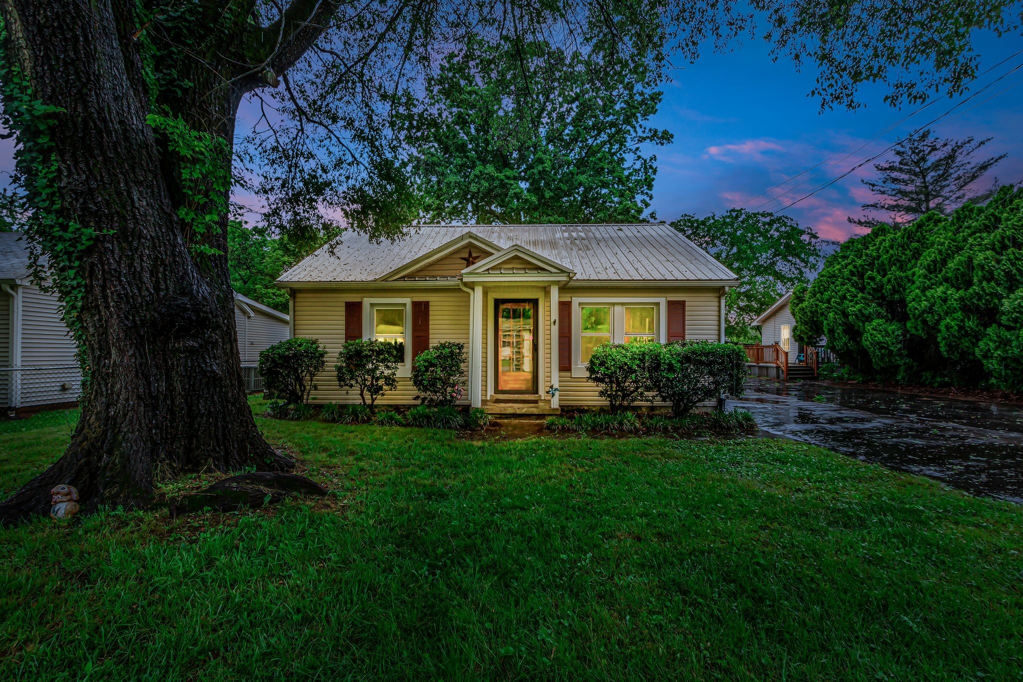 154 Morningside Lane Columbia, TN 38401 - Photo 5 of 26 a front view of a house with a garden