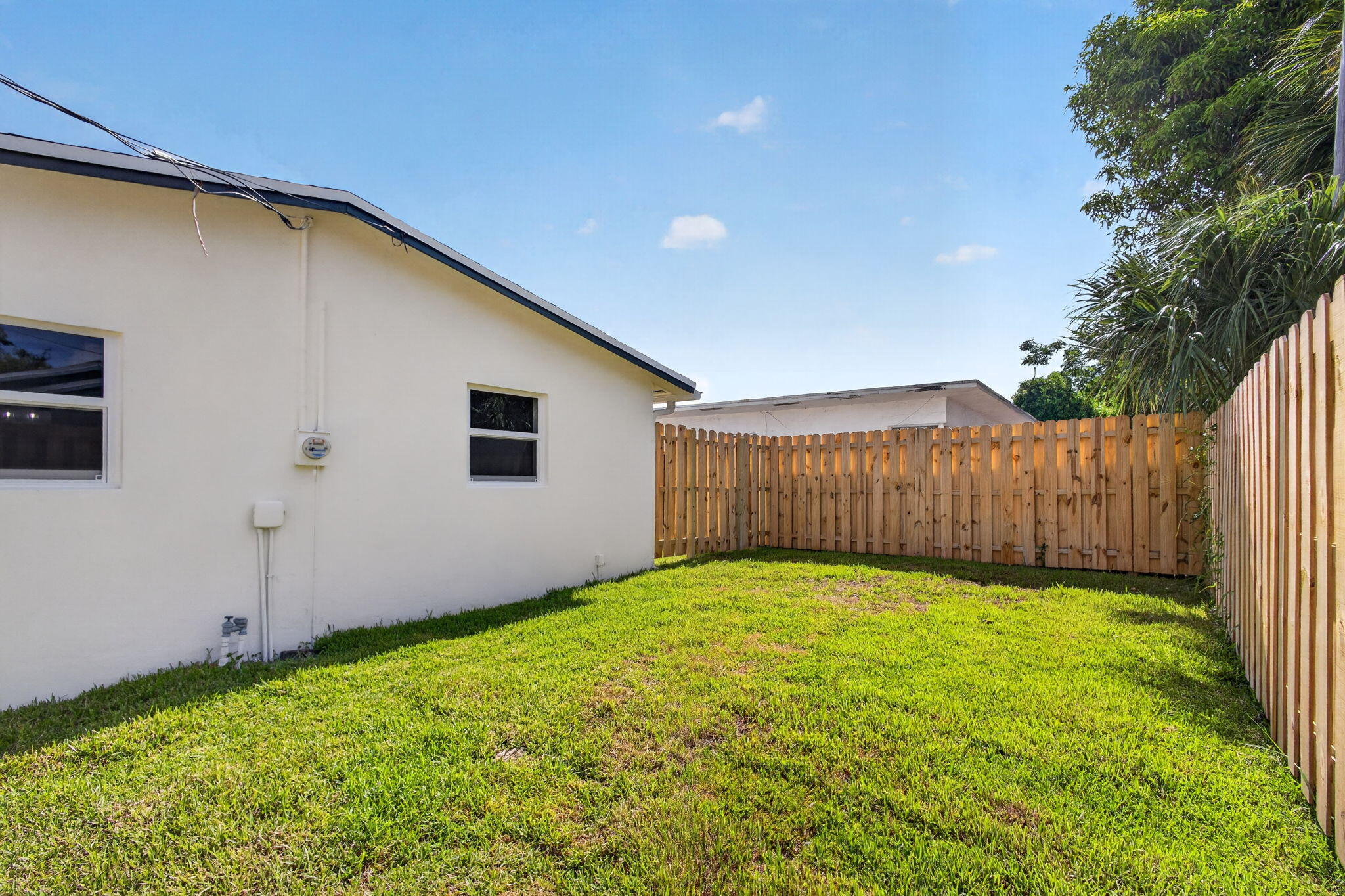 665 West 7th Street Riviera Beach, FL 33404 - Photo 4 of 62 South side yard