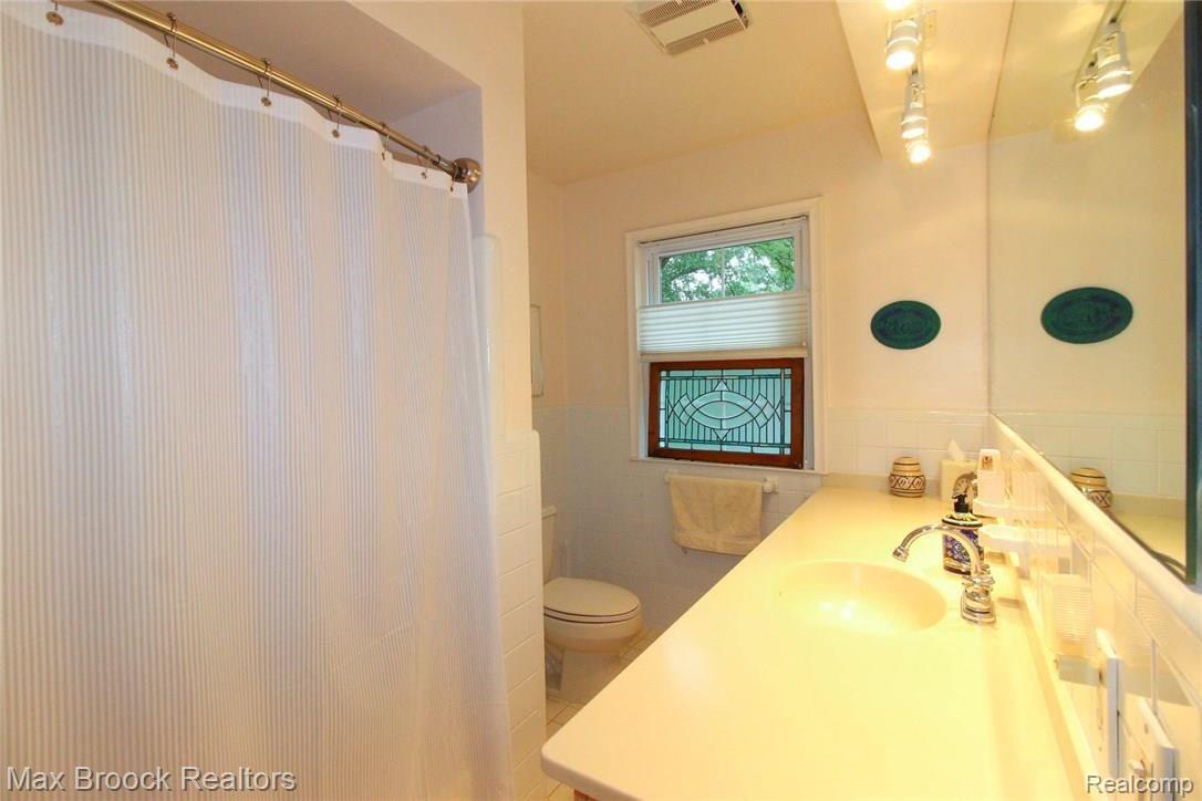 33 Maplefield Road Pleasant Ridge, MI 48069 - Photo 22 of 27 Upper Level Bathroom