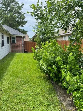 $1,950 | 14622 Vaughnville Drive, Houston, TX 77095