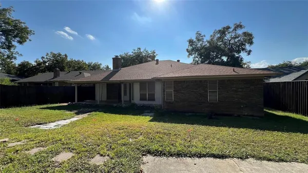$2,100 | 1915 Longmeadow Drive, Arlington, TX 76015