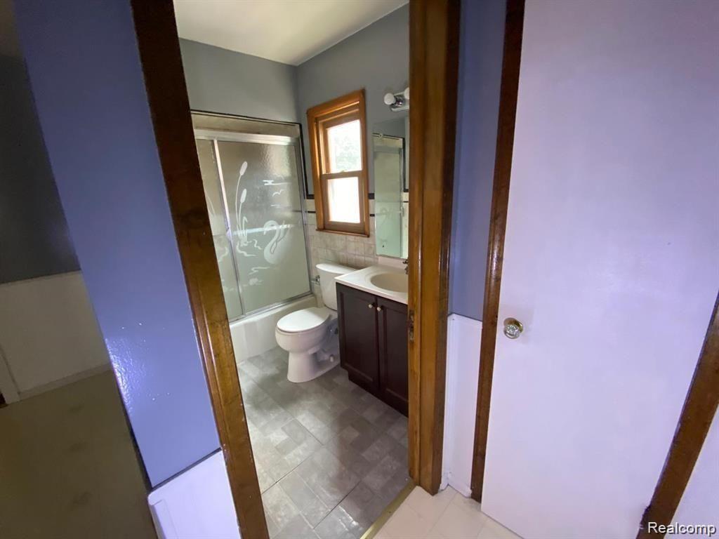 8448 Harding Street Center Line, MI 48015 - Photo 14 of 40 full bathroom.jpg