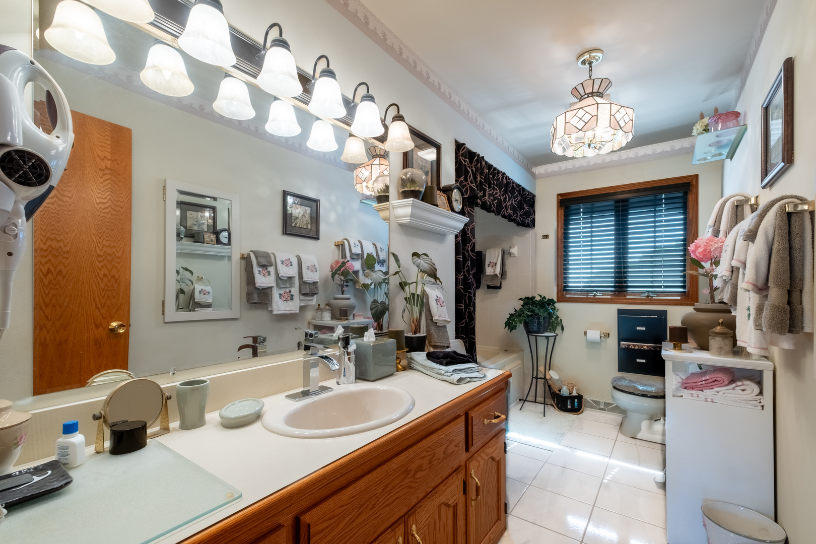 308 Calla Drive Manhattan, IL 60442 - Photo 4 of 30 a view of living room kitchen and a chandelier
