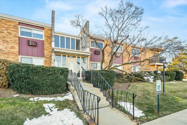 $205,000 | 1313 Rebecca Road, Unit 101, Lombard, IL 60148