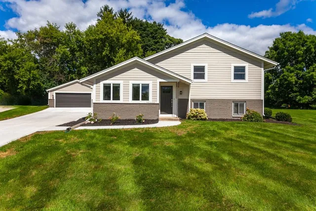 $569,999 | N20W28282 Oakton Road, Delafield, WI 53072