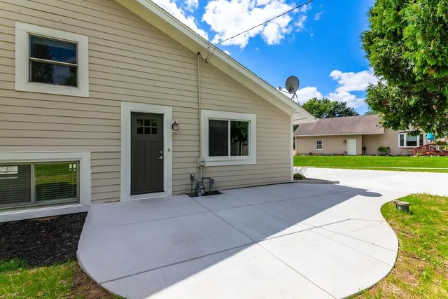 $569,999 | N20W28282 Oakton Road, Delafield, WI 53072