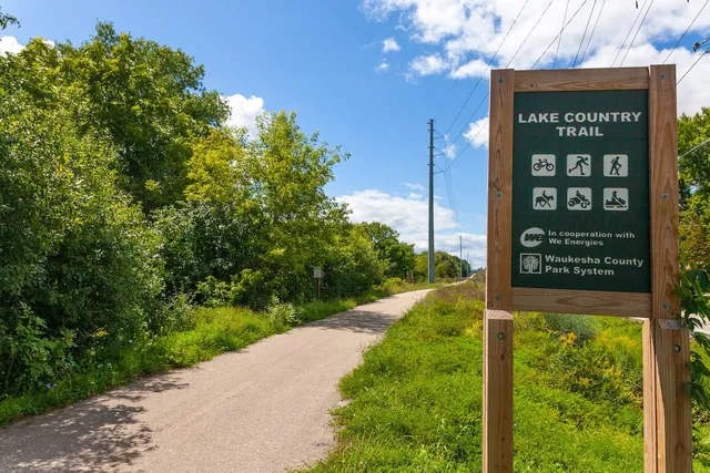 $569,999 | N20W28282 Oakton Road, Delafield, WI 53072