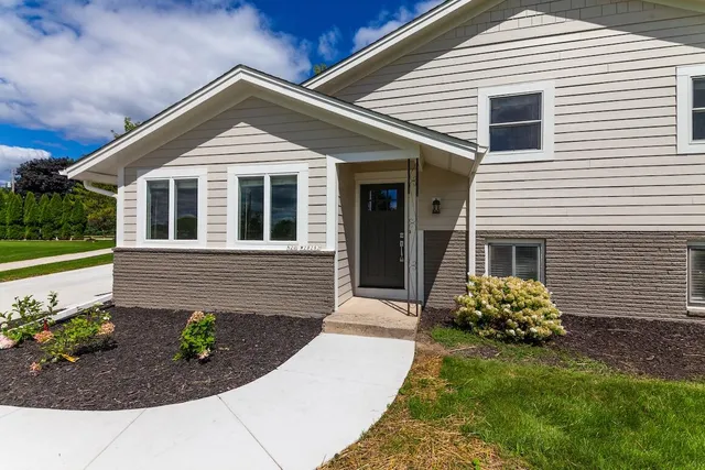 $569,999 | N20W28282 Oakton Road, Delafield, WI 53072