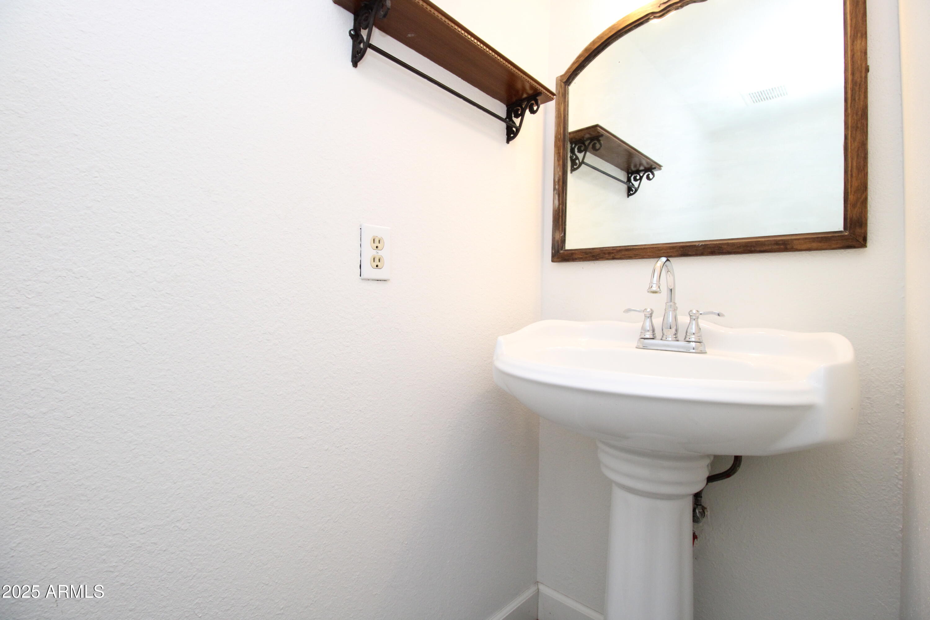 5330 North Central Avenue, Unit 19 Phoenix, AZ 85012 - Photo 19 of 33 a bathroom with a sink and a mirror