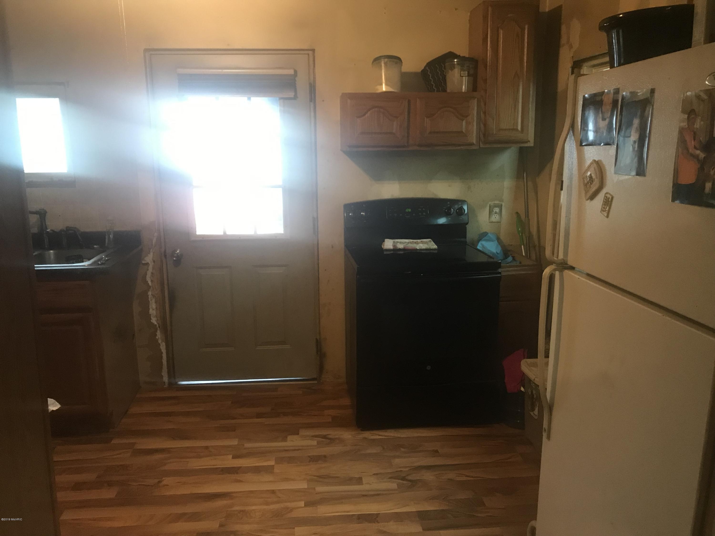 502 9th Street Three Rivers, MI 49093 - Photo 5 of 14 IMG_1584