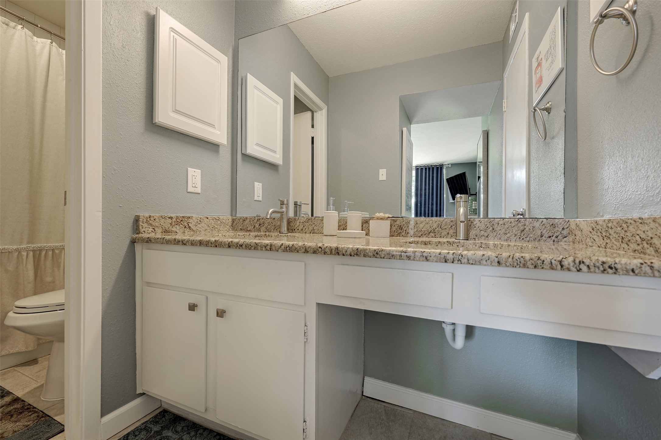 12500 Melville Drive, Unit 123C Montgomery, TX 77356 - Photo 19 of 31 a bathroom with a sink and a mirror