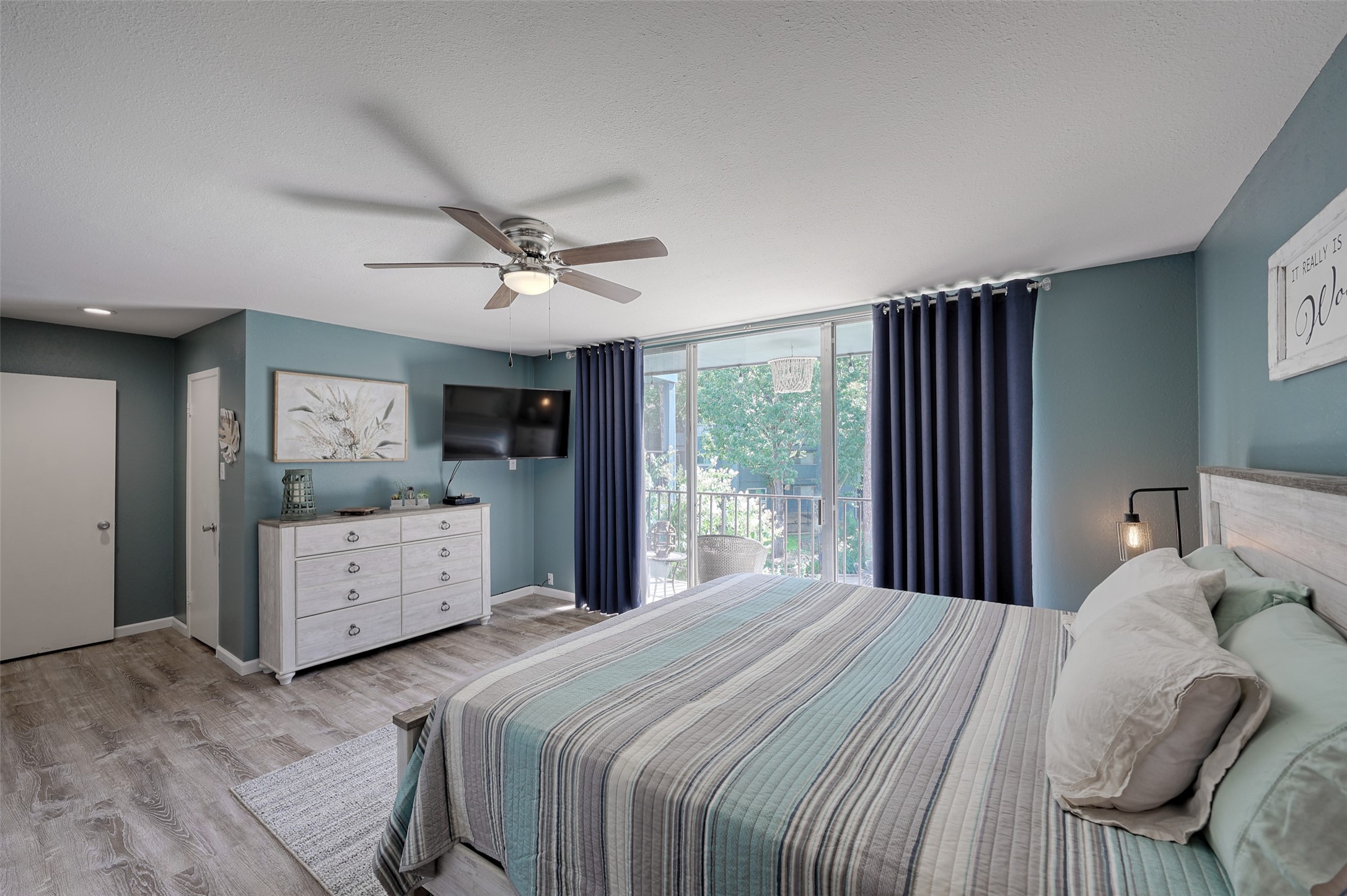 12500 Melville Drive, Unit 123C Montgomery, TX 77356 - Photo 20 of 31 a bedroom with a large bed and a large window