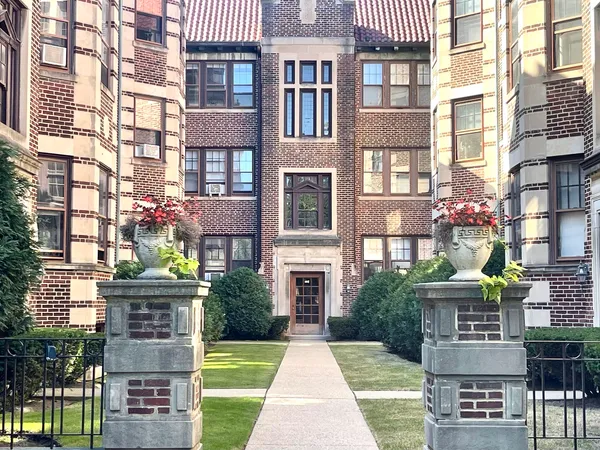 $3,100 | 612 Sheridan Road, Unit 1, Evanston, IL 60202