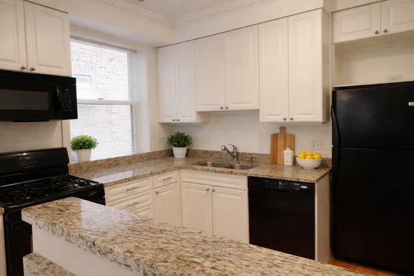 $3,100 | 612 Sheridan Road, Unit 1, Evanston, IL 60202