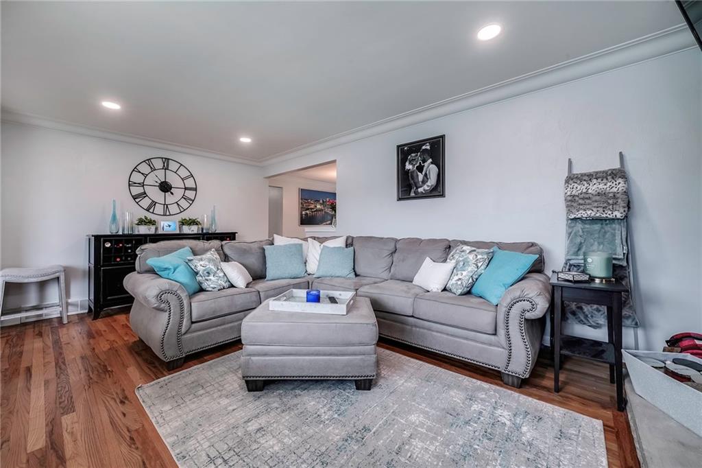 405 Sharon Road Coraopolis, PA 15108 - Photo 4 of 25 Gallery Image 4