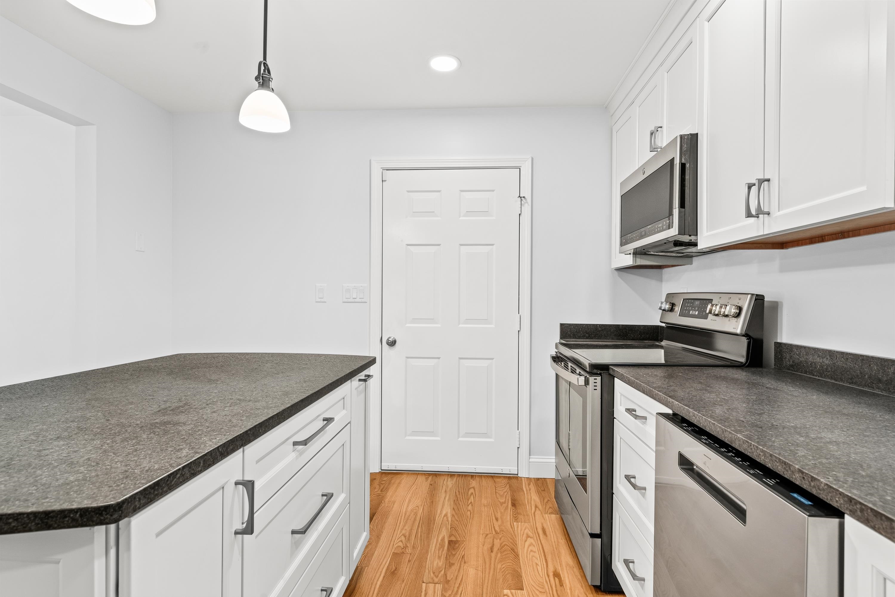 14 Davis Road Merrimack, NH 03054 - Photo 4 of 48 Gallery Image 4