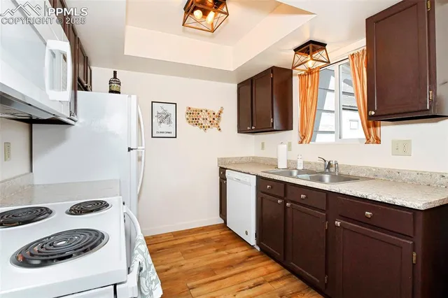 a en suite bathroom with a sink and a mirror