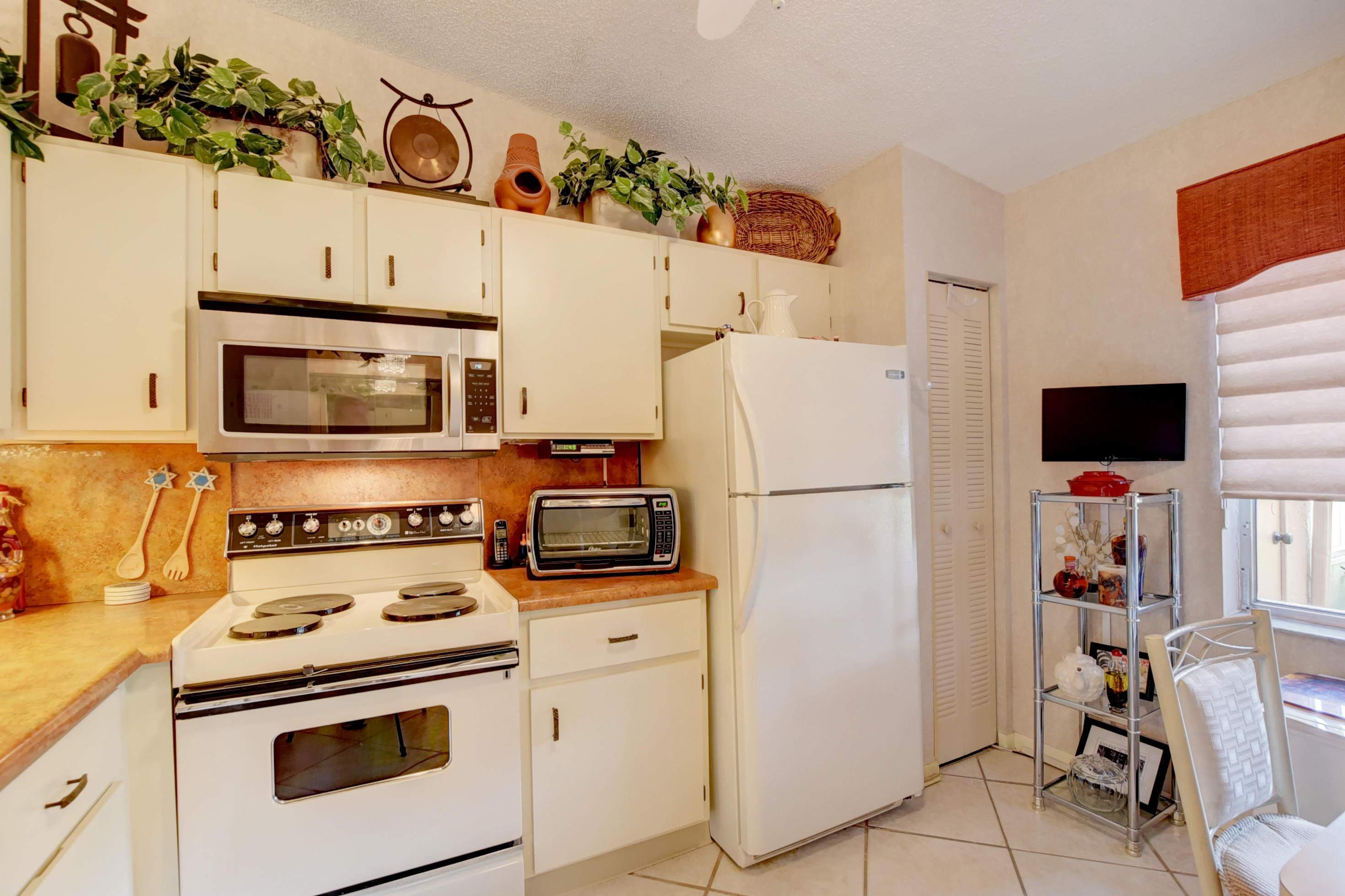 8940 Meadowlark Way, Unit A Boca Raton, FL 33496 - Photo 11 of 53 What's For Lunch?
