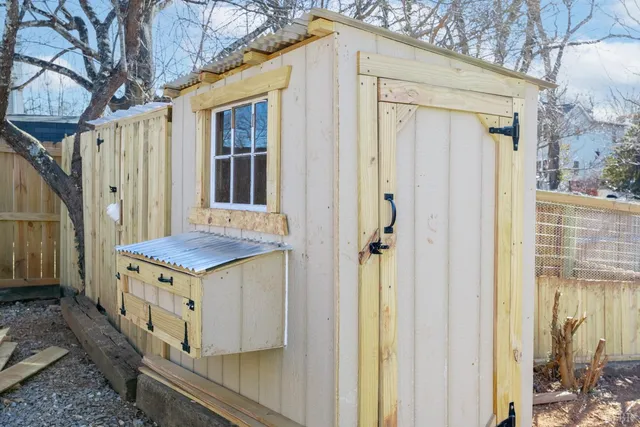 a view of a house with backyard and a tree