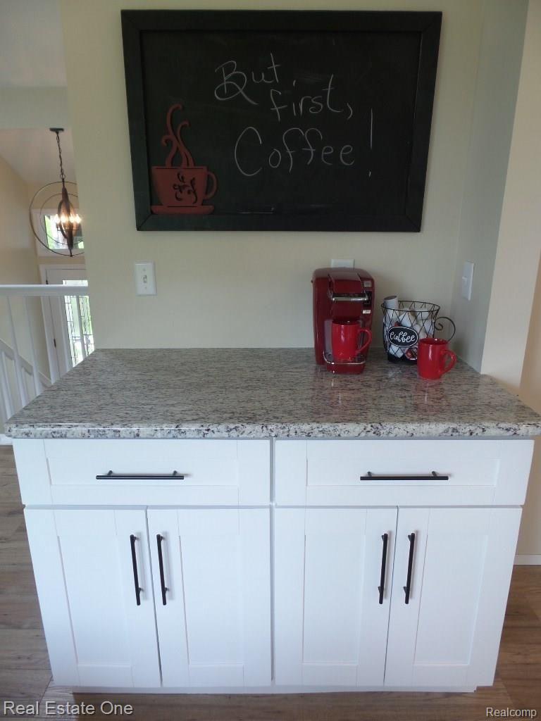7286 Andersonville Road Clarkston, MI 48346 - Photo 7 of 30 Coffee or serving bar?