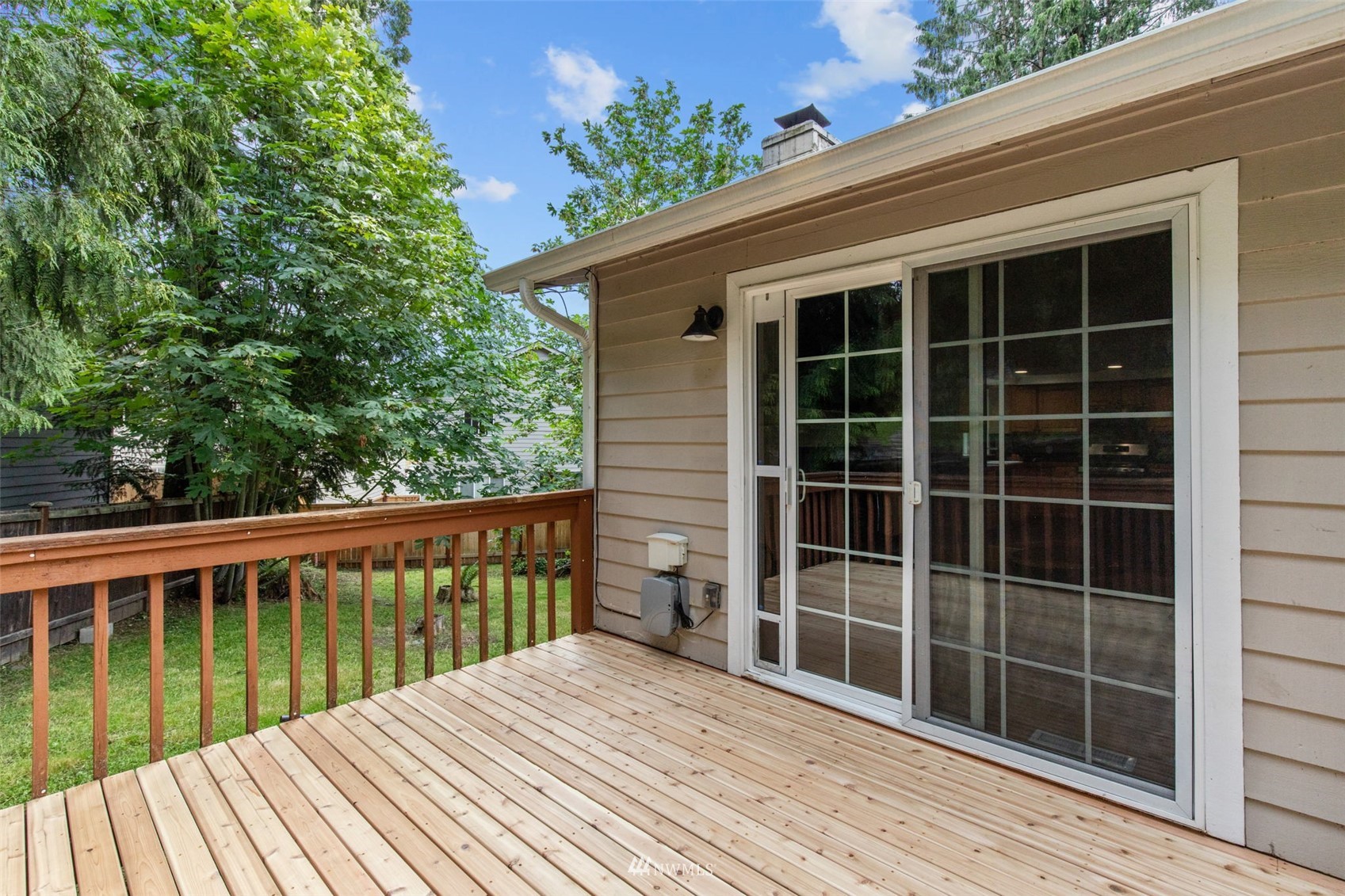 819 Duchess Road Bothell, WA 98012 - Photo 33 of 40 a view of balcony with wooden floor and fence
