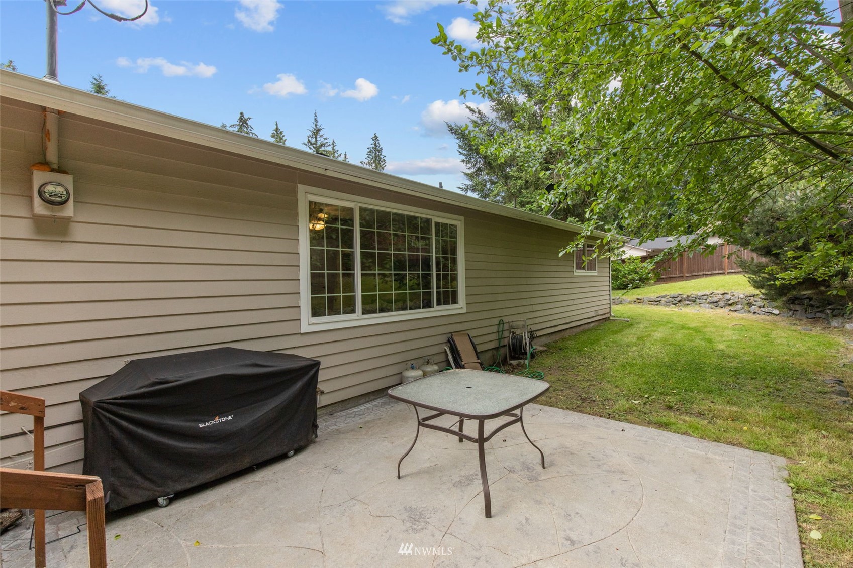 819 Duchess Road Bothell, WA 98012 - Photo 35 of 40 a backyard of a house with table and chairs