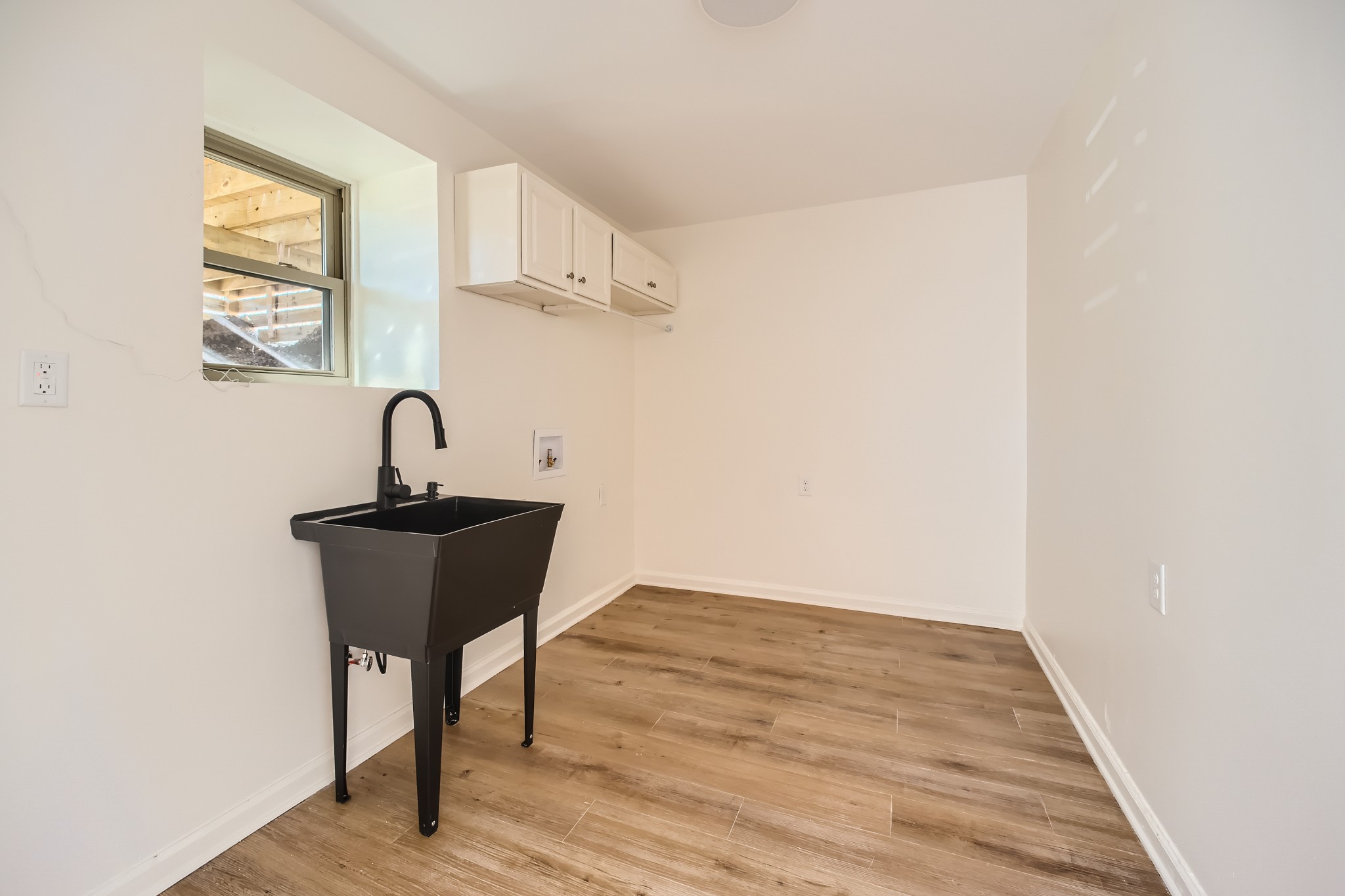 417 Hill Road Nashville, TN 37027 - Photo 22 of 27 a room with a bench and wooden floor