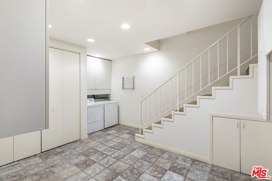 2216 South Bentley Avenue, Unit 10 Los Angeles, CA 90064 - Photo 34 of 40 a view of entryway and kitchen