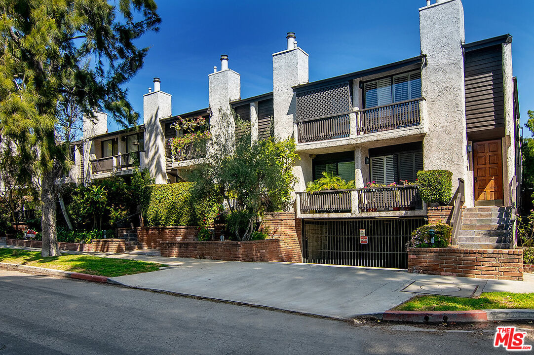2216 South Bentley Avenue, Unit 10 Los Angeles, CA 90064 - Photo 38 of 40 a view of a building with a patio