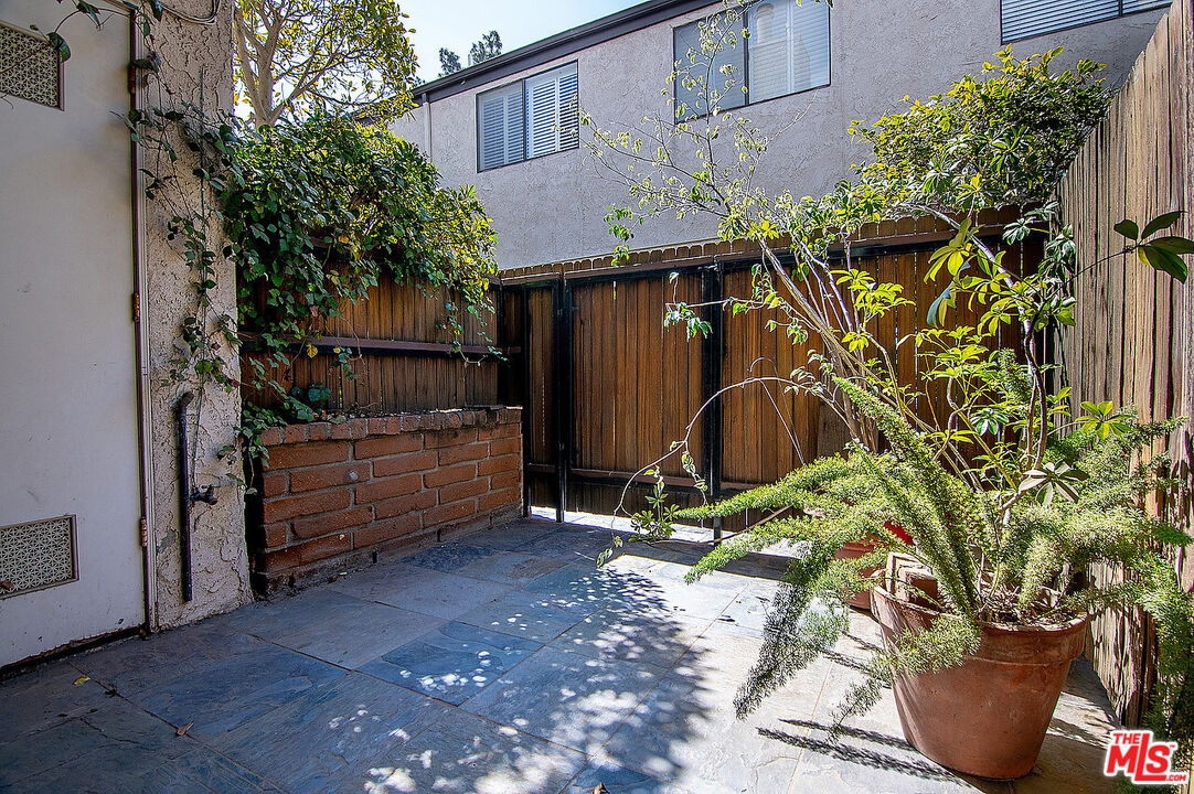 2216 South Bentley Avenue, Unit 10 Los Angeles, CA 90064 - Photo 40 of 40 a backyard of a house with lots of green space