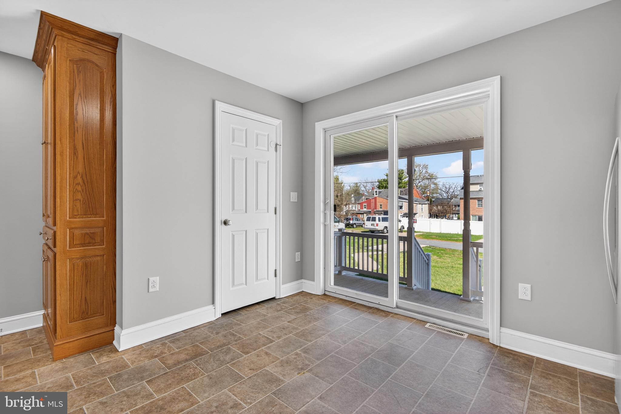 637 East Fulton Street Lancaster, PA 17602 - Photo 11 of 28 an empty room with window