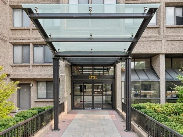 $929,000 | 1731 Beacon Street, Unit 202, Brookline, MA 02445