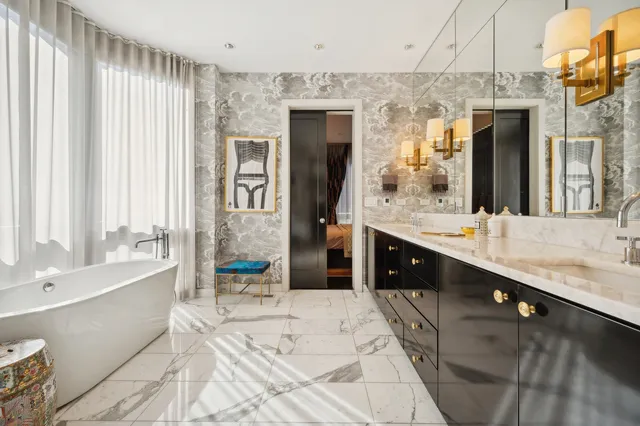 $1,649,747 | 640 West Fulton Street, Unit A, Chicago, IL 60661