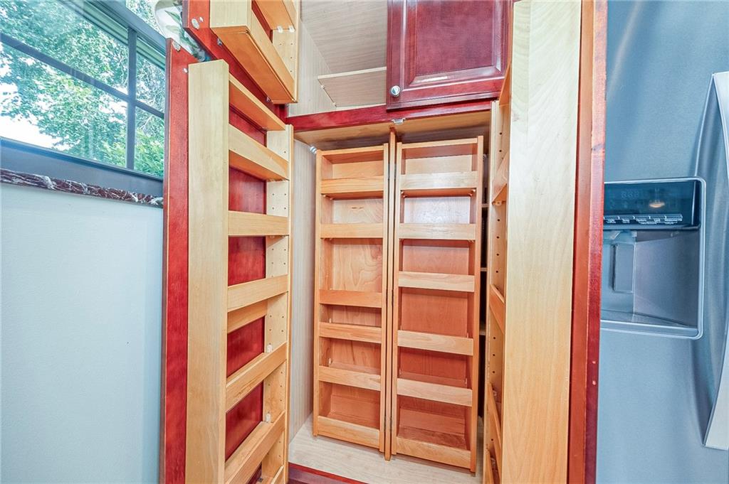 308 East Elmhurst Road Pittsburgh, PA 15220 - Photo 13 of 34 Gallery Image 13