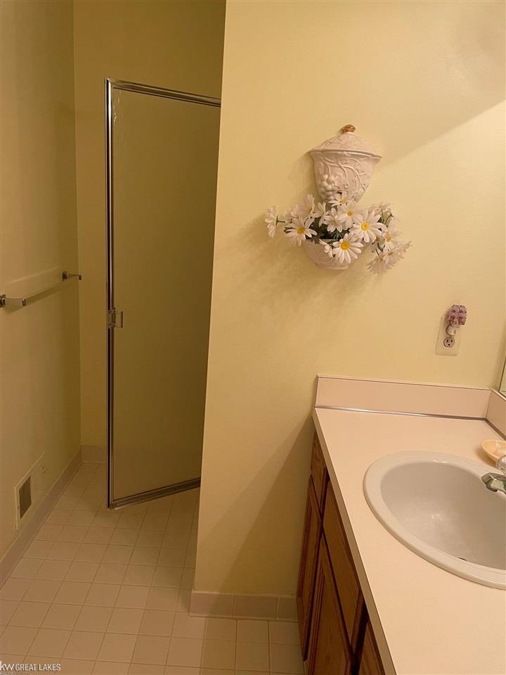 2102 Clinton View Circle Rochester, MI 48309 - Photo 19 of 23 50059372-18.JPG